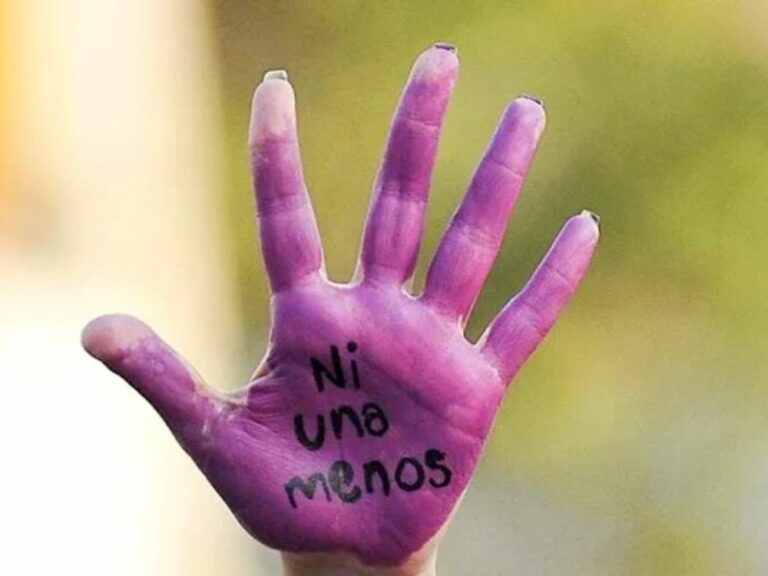 mano de mujer con cartel contra el feminicidio