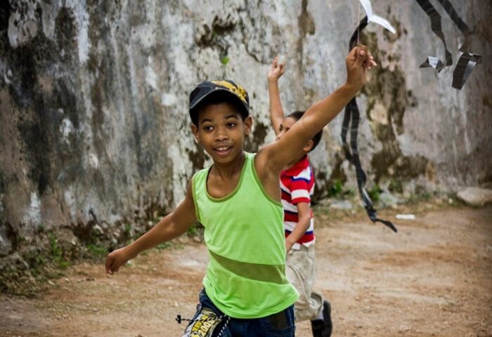 Niño cubano empina un papalote