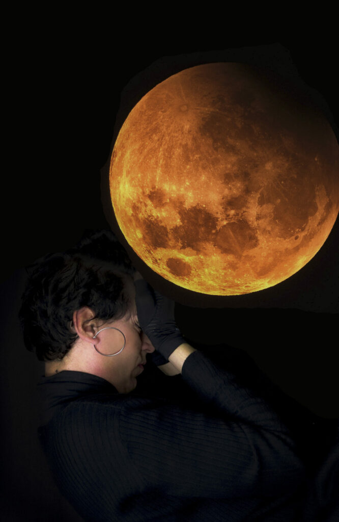 Nonardo Perea junto a la proyección de una luna