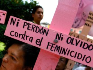 mujer con cartel contra el feminicidio