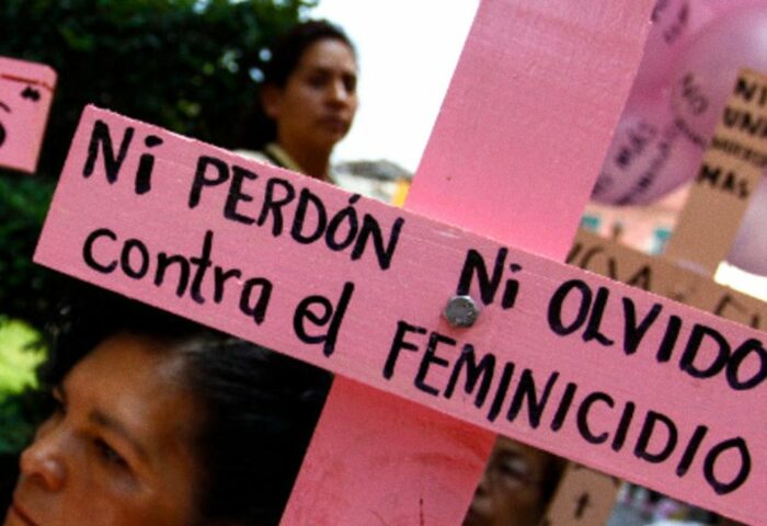 mujer con cartel contra el feminicidio