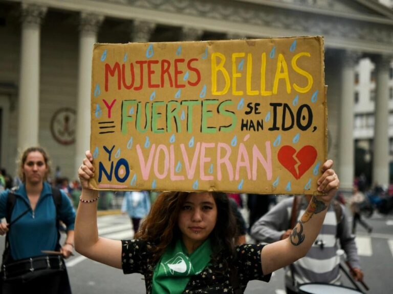 mujer sostiene cartel contra la violencia de género