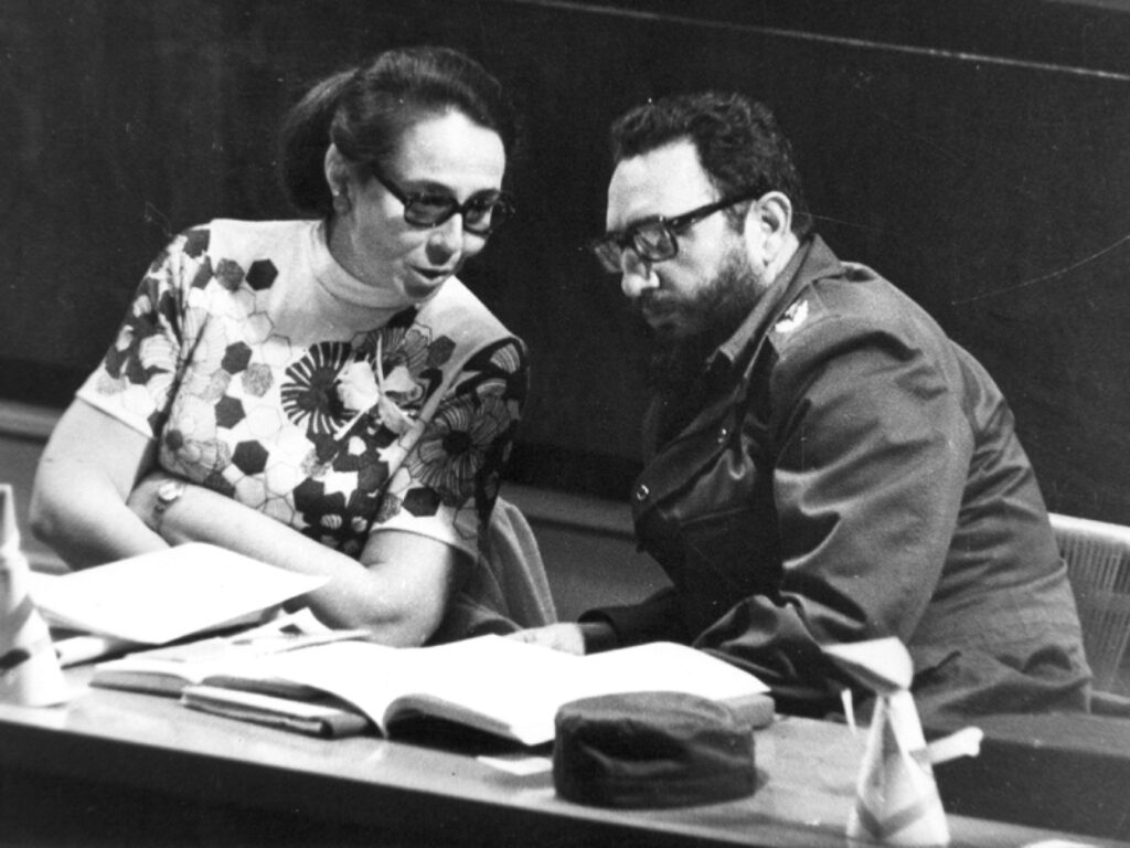 Vilma Espín con Fidel en una de las reuniones de la Federación de Mujeres Cubanas