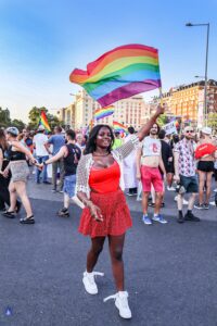 Joven racializada en el desfile del Orgullo