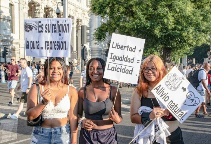 Desfile durante las jornadas por el Orgullo LGTBIQA+ en Madrid
