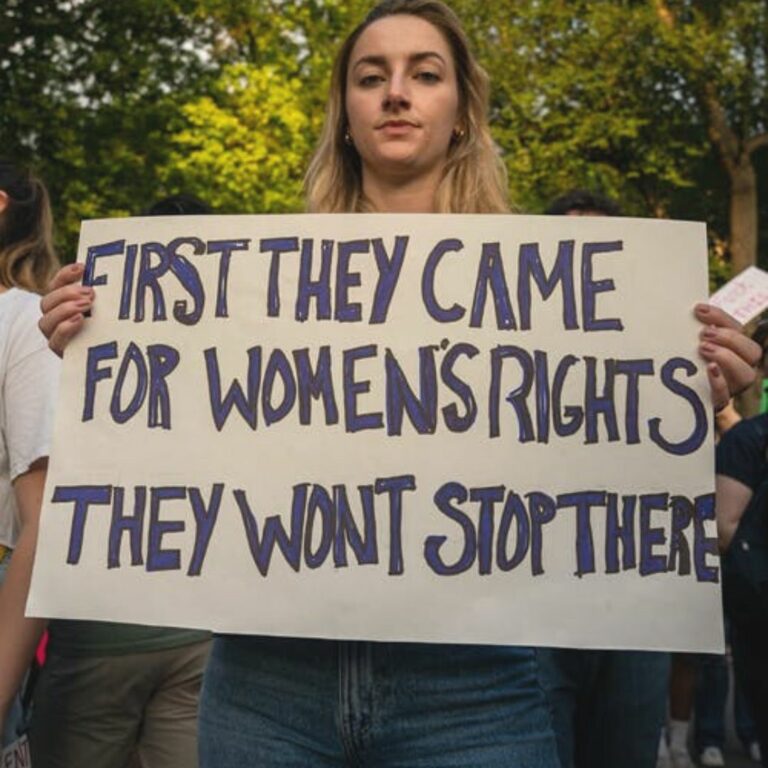 mujer sostiene cartel reivindicativo