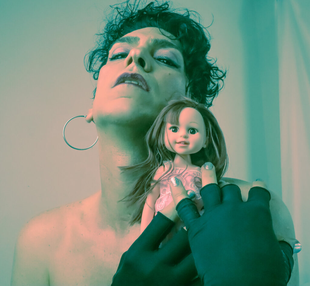 Serie fotográfica "Ya no juego con muñecas" de Nonardo Perea