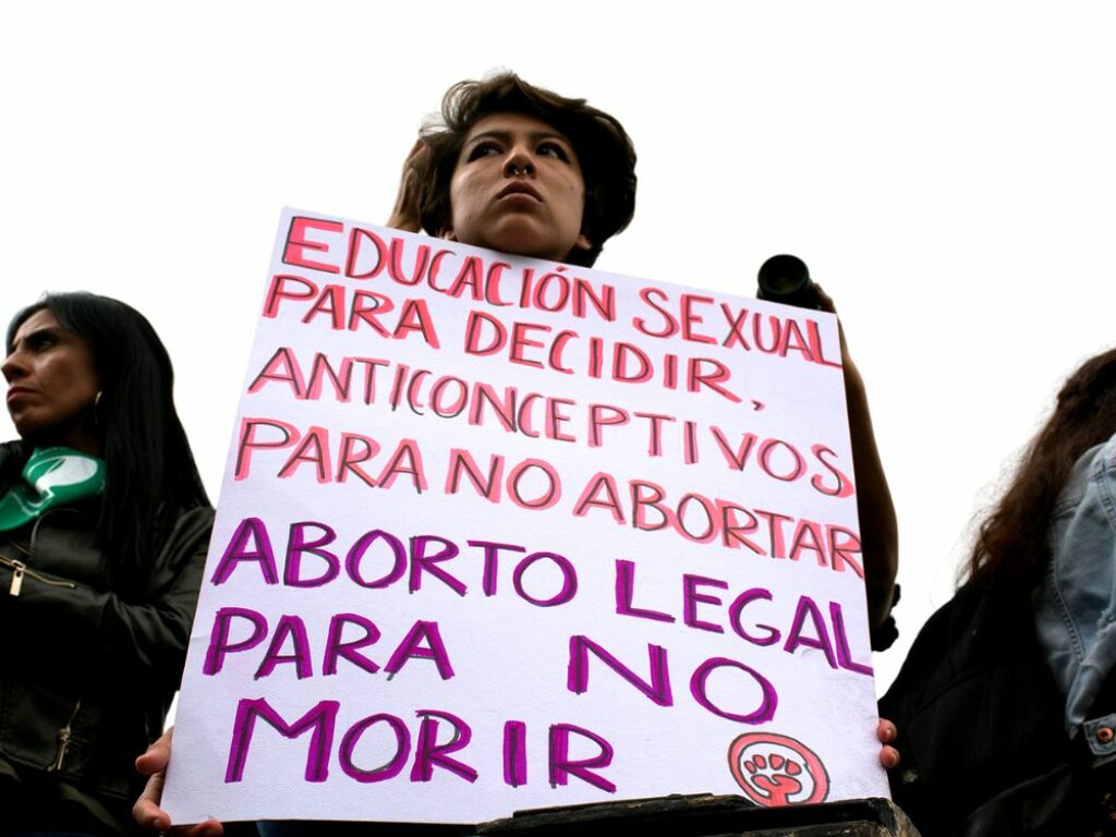 Mujer sostiene cartel en favor del aborto