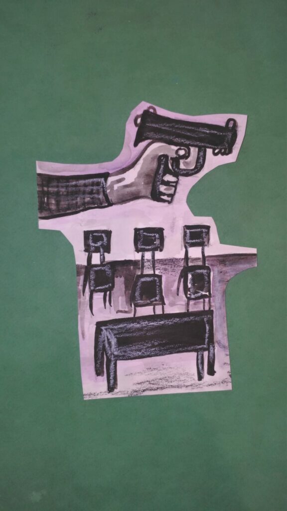 (Dibujo) Mano apuntando pistola sobre un aula de sillas vacías.