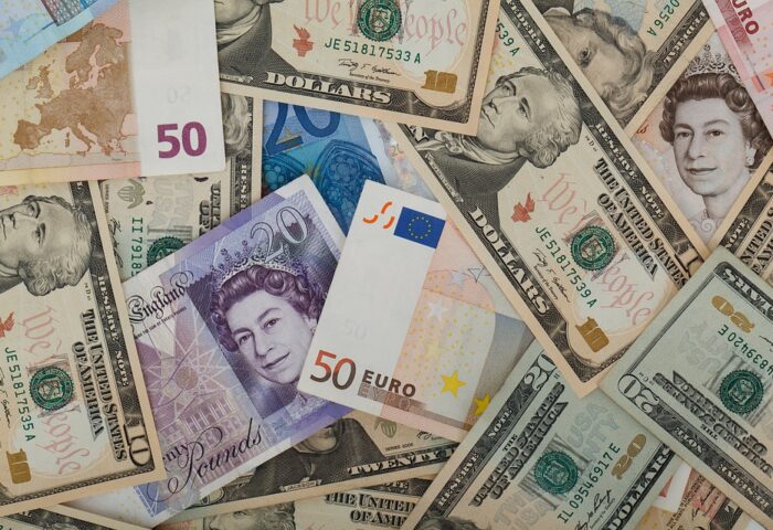 Billetes de diferentes divisas amontonados.