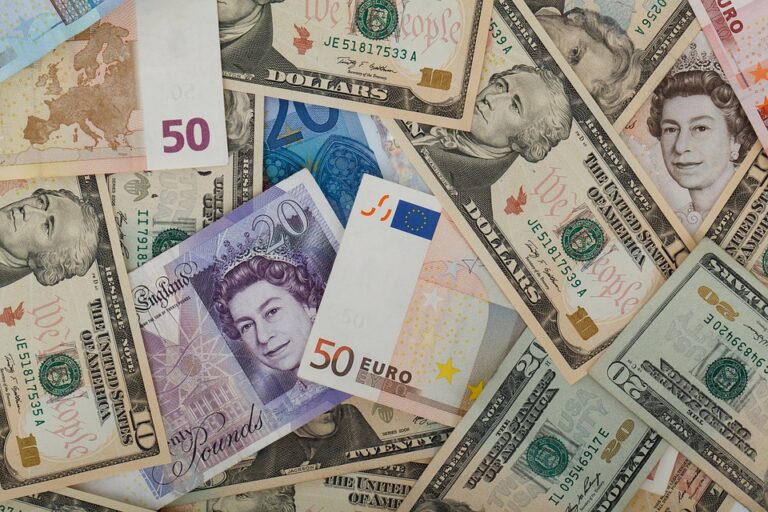 Billetes de diferentes divisas amontonados.