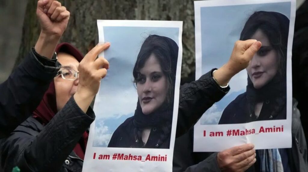 Mujeres protestan con carteles conmemorativos a Sahma Amini 