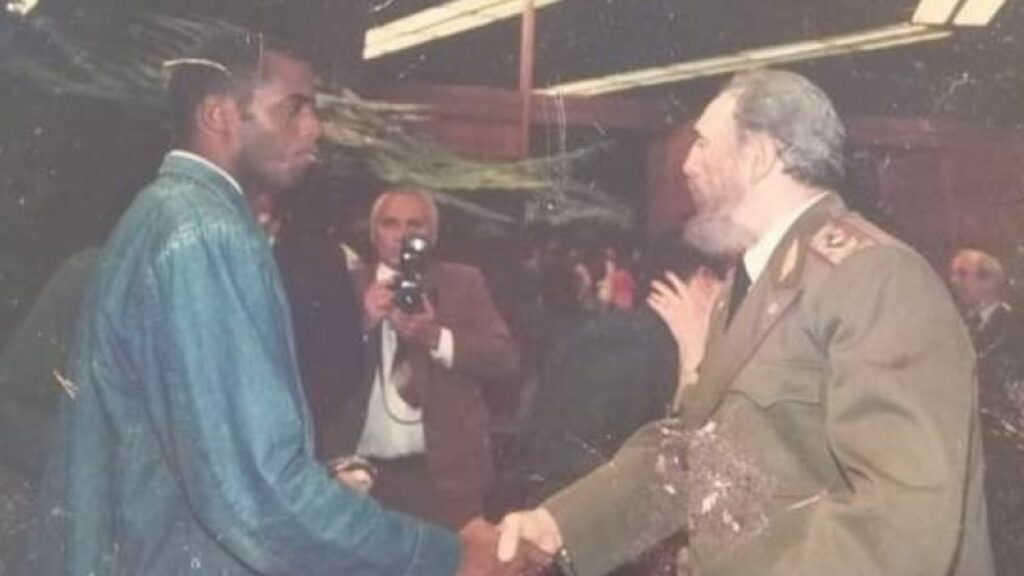 Fernando Bécquer da la mano a Fidel Castro