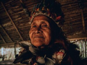 Dia de la raza- Anciana latinoamericana con atuendos tradicionales