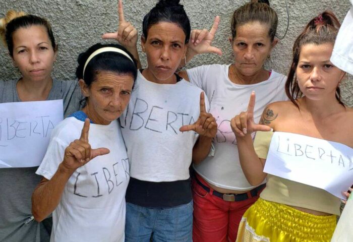 jenni Taboada con otras mujeres cubanas