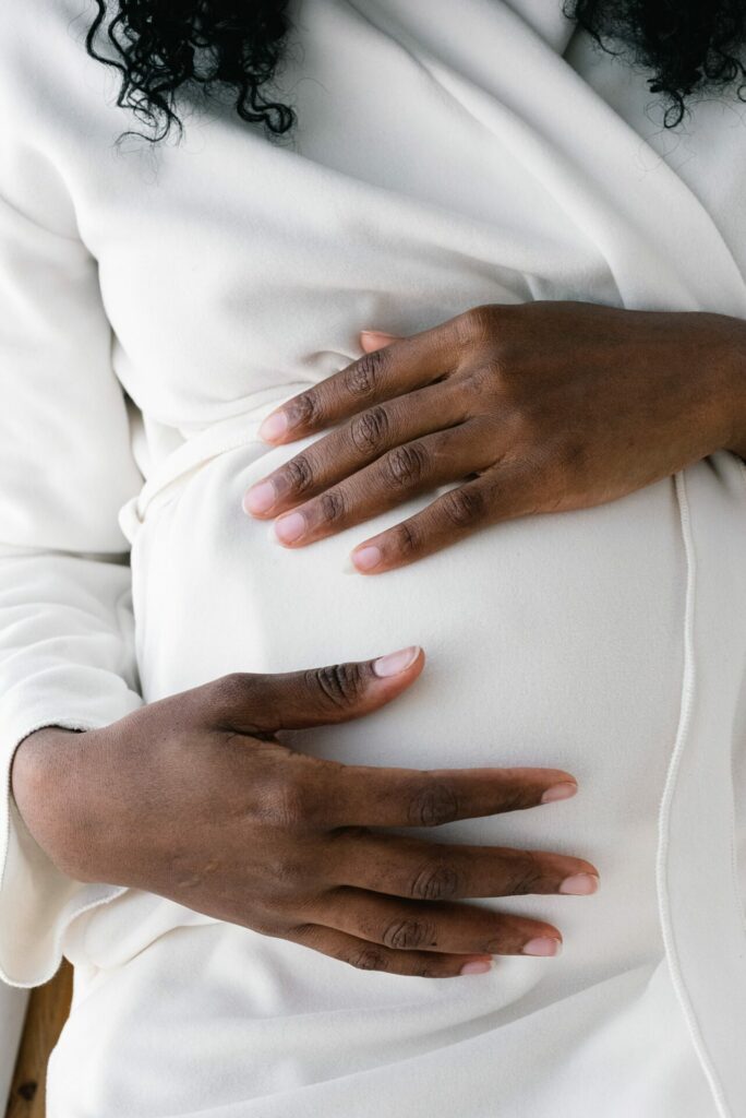 Torso de persona negra embarazada