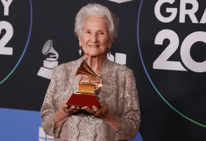 Ángela Álvarez sosteniendo su Grammy.