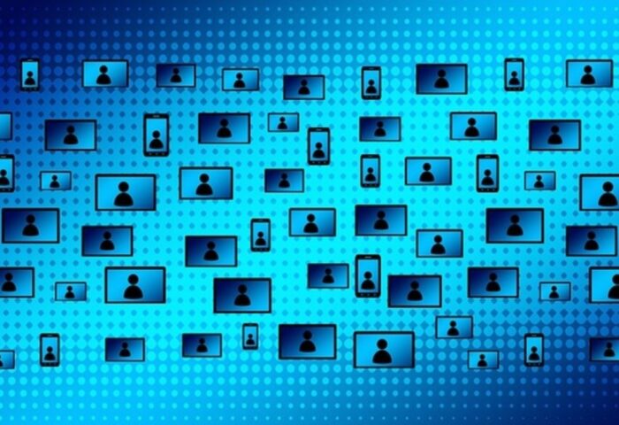 Representación de siluetas humanas en pantallas flotando entre información en referencia a la protección de datos personales.