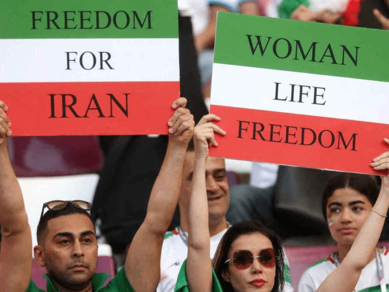Aficionados de Irán protestan contra la represión contra las mujeres en el debut del seleccionado nacional en el Mundial de Qatar.