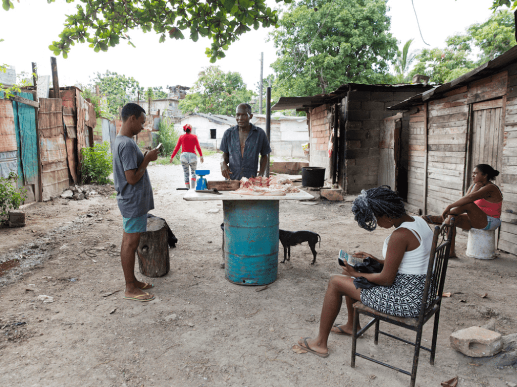 Personas en un patio de una casa pobre en Cuba.
