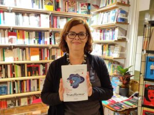 La feminista Susana Reina sosteniendo su libro "Incomodar para transformar".