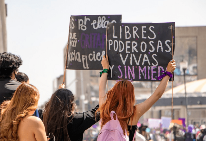 Mujeres protestan por sus derechos y en contra del feminicidio.