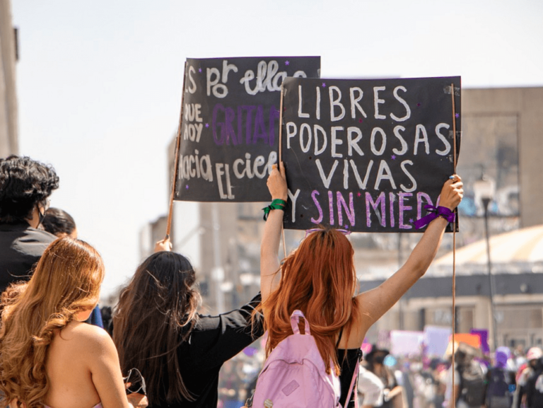 Mujeres protestan por sus derechos y en contra del feminicidio.