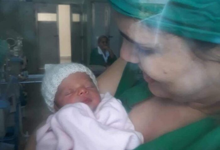 Testimonios de violencia obstétrica: Retrato de Mayrelis sosteniendo a su bebé luego del parto.