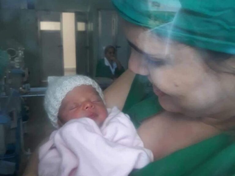 Testimonios de violencia obstétrica: Retrato de Mayrelis sosteniendo a su bebé luego del parto.