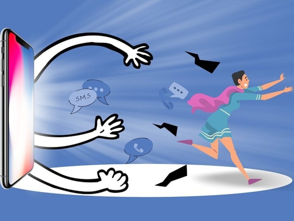 Ilustración de la violencia a través de Internet: de un celular salen manos que persiguen a una mujer corriendo.