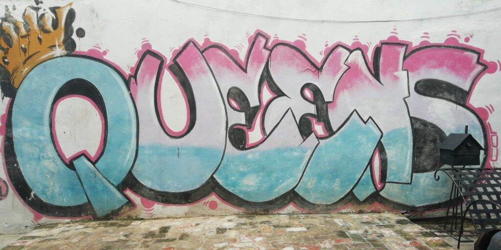 grafiti donde se lee la palabra queens 