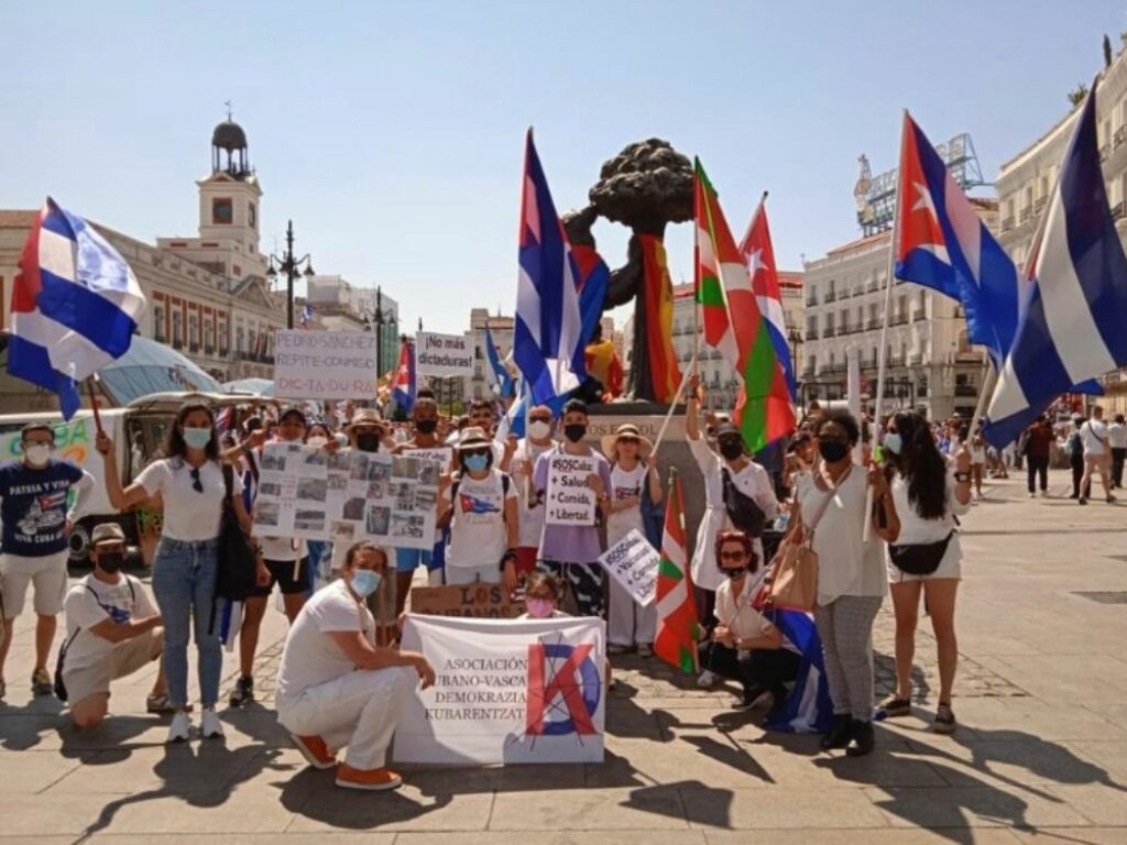 grupo de personas en una protesta en Madrid con banderas cubanas