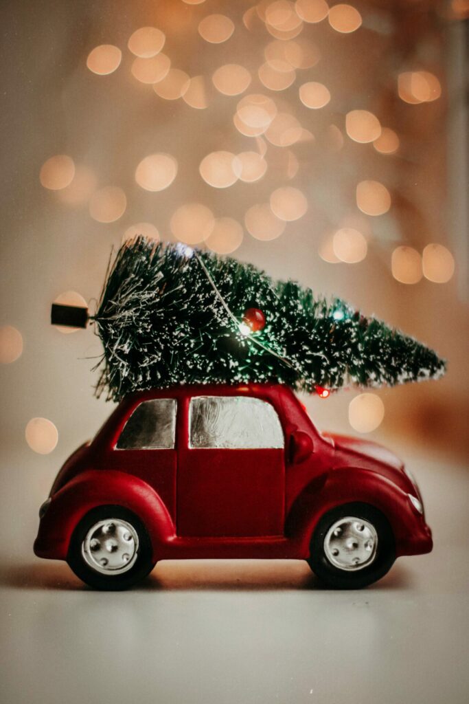 carro rojo de juguete con un arbolito de navidad en el techo
