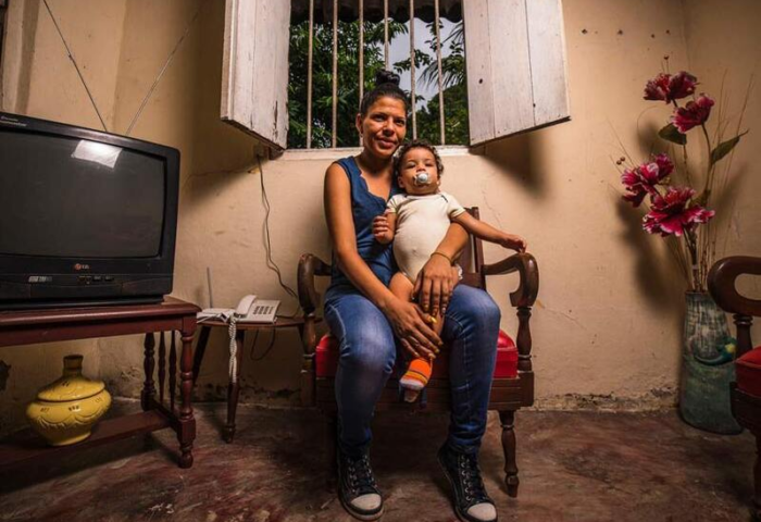 Retrato de Rainys María Rodríguez y su bebé: testimoniante para Partos Rotos sobre violencia obstétrica.