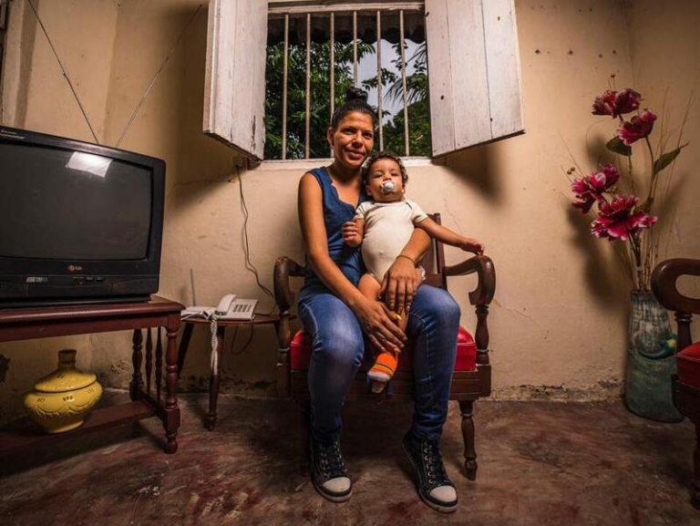 Retrato de Rainys María Rodríguez y su bebé: testimoniante para Partos Rotos sobre violencia obstétrica.