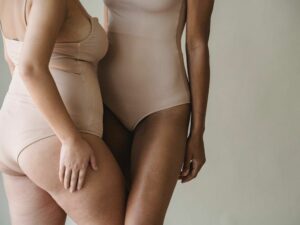 cuerpo gestante- dos torsos de mujeres