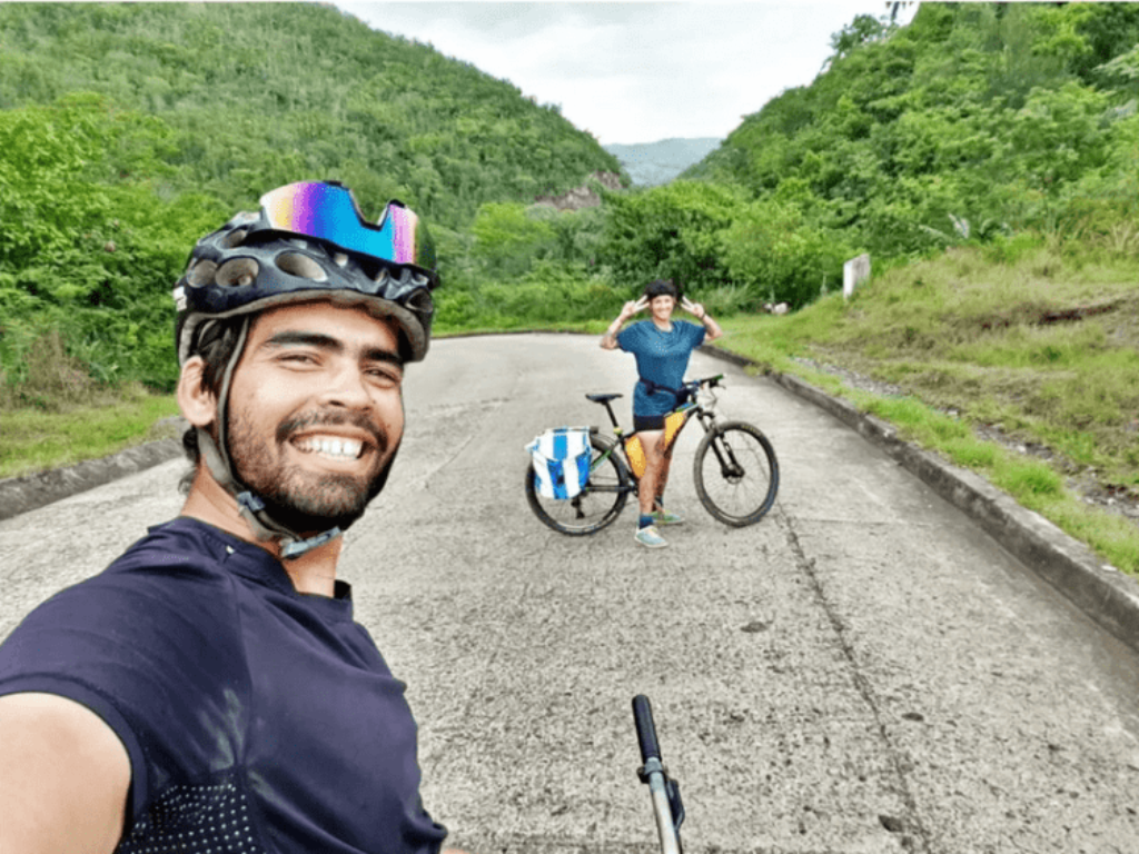 Yasnay y Miguel en Sagua De Tánamo, Holguín, Cuba, a 103 días de ciclo pedal por Cuba.