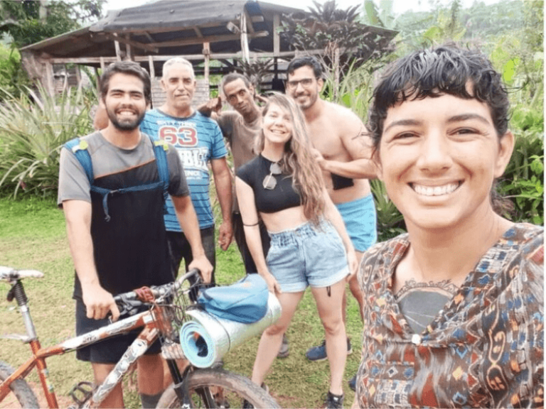 Yasnay y Miguel junto a amigos en el Yunque de Baracoa, a 111 días de aventura ciclística por Cuba.