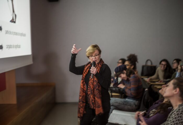 Retrato de Diana Fernández mientras imparte una conferencia en su trabajo como docente.