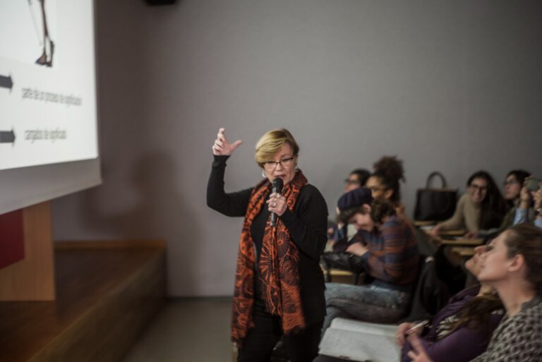 Retrato de Diana Fernández mientras imparte una conferencia en su trabajo como docente.