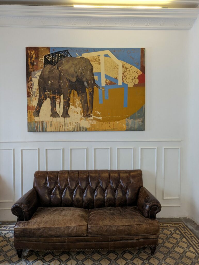 pintura-de-elefante-junto-a-sofa