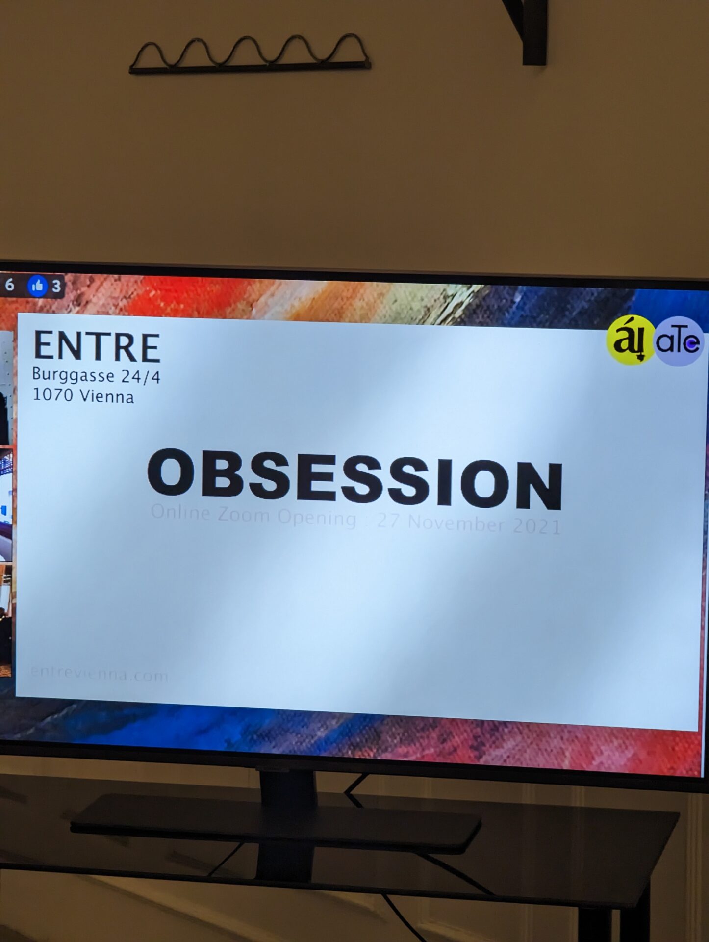 en una pantalla de televisión se lee la palabra obsesión
