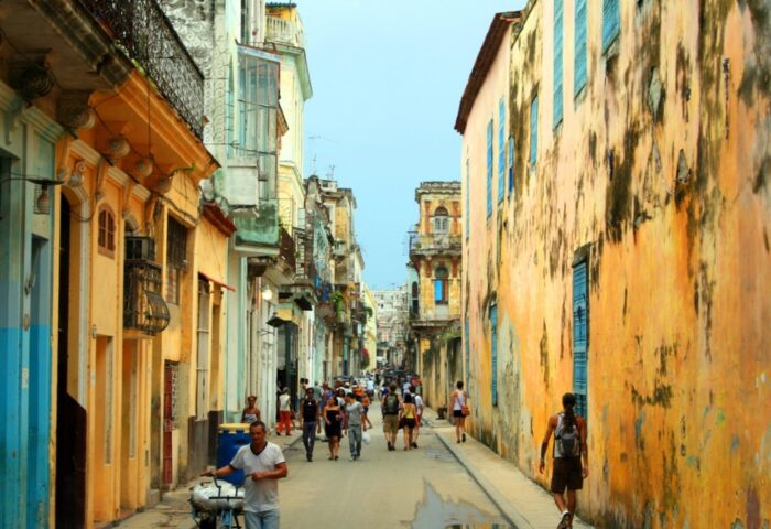 vista de una calle de La Habana Vieja
