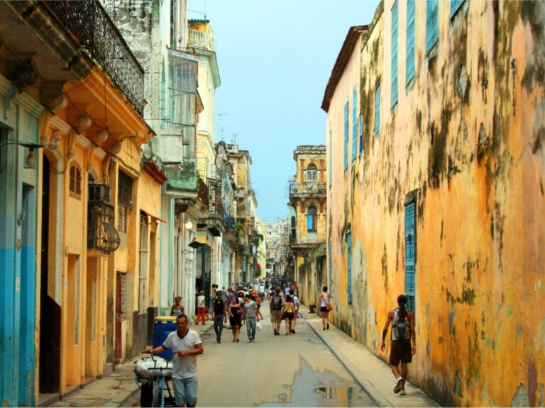 vista de una calle de La Habana Vieja