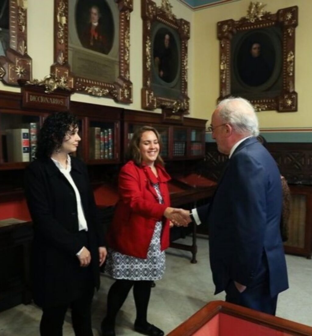 Nayara Ortega Someillán con el director de la Real Academia Española , Don Santiago Muñoz. 