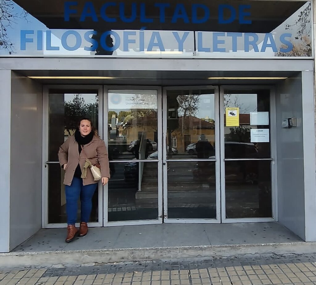 Nayara Ortega Someillán en la Facultad de Filosofía y Letras de la Universidad de Zaragoza.