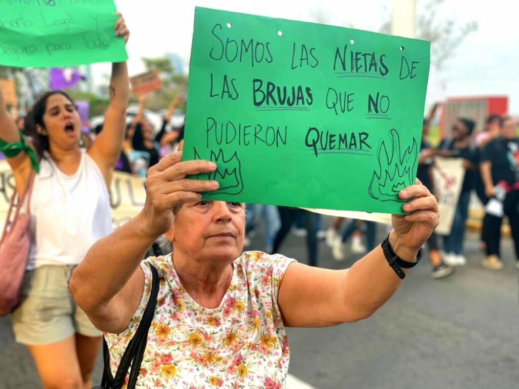 señora sostiene cartel en manifestación por el 8m en Panamá