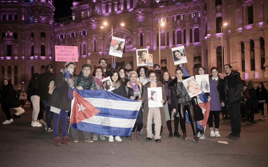 grupo de cubanos con carteles en marcha del 8m 