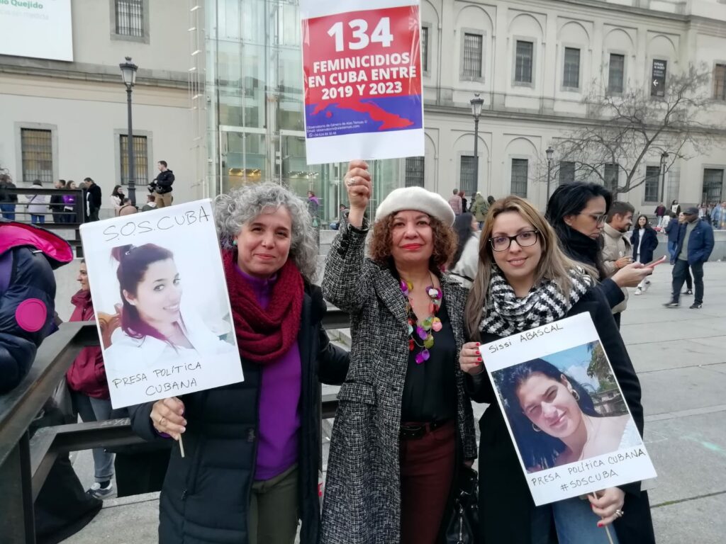 Ileana Alvarez junto a integrantes de la Red femenina de Cuba