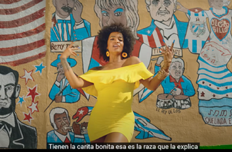 Mujer racializada cubana, bailando